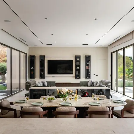 Marbella With Exceptional Pool And Hot Tub